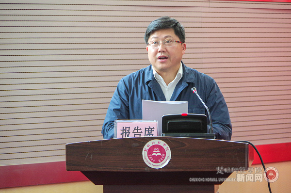 校长罗明东作学校行政工作报告